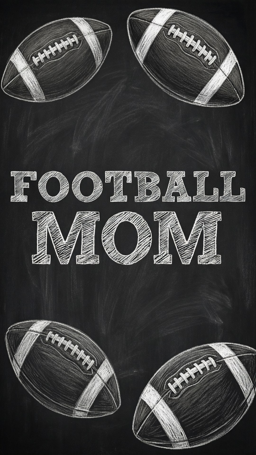 Football Mom 桌布 壁紙 — 四個粉筆繪製的足球環繞著粗體 'FOOTBALL MOM' 文字，背景為有紋理的黑色黑板。