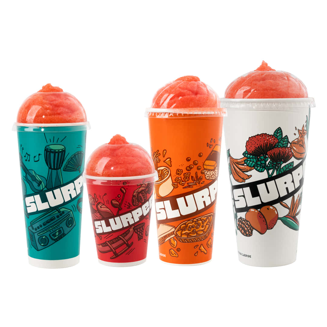  壁紙 — 四個色彩繽紛的Slurpee杯，裝滿鮮豔的紅色思樂冰飲料，每個杯套上都有獨特的插圖設計。