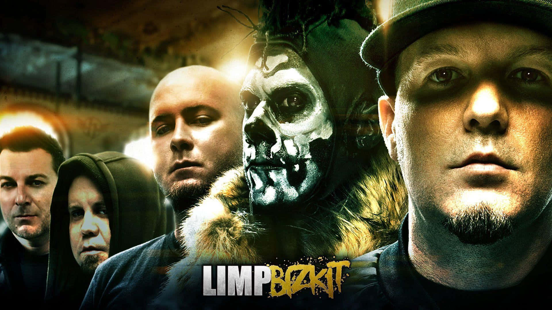 壁紙 — 四個表情強烈的男人向前凝視，其中一個化著骷髏妝、穿著毛領，在戲劇性的金色燈光下。
