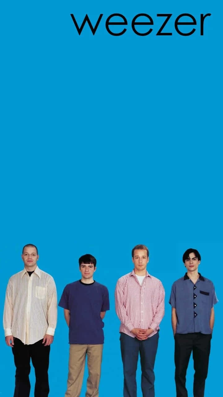  壁紙 — 四個穿著休閒服裝的男人站在純藍色背景前，頂部有「weezer」字樣。