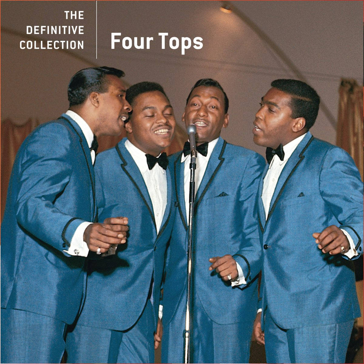Four Tops 穿著相配的藍色西裝在舞台上唱歌
