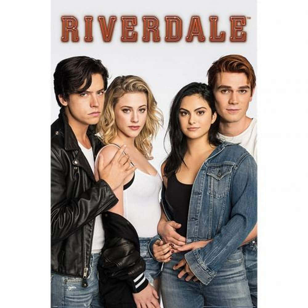  壁紙 — 四位穿著休閒服的年輕成年人，在「RIVERDALE」標題下，自信地對著純色背景擺姿勢。