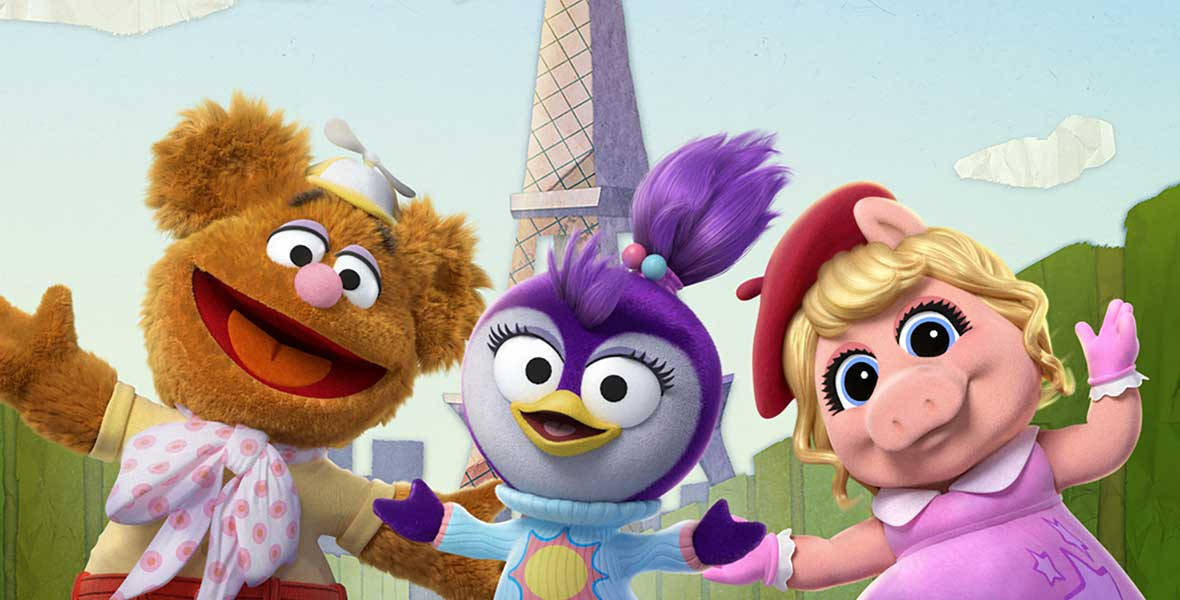 Fozzie Bear、Summer Penguin與Miss Piggy 壁紙 — 三個色彩繽紛的木偶角色在晴朗的天空下，於風格化的艾菲爾鐵塔前開心地揮手。