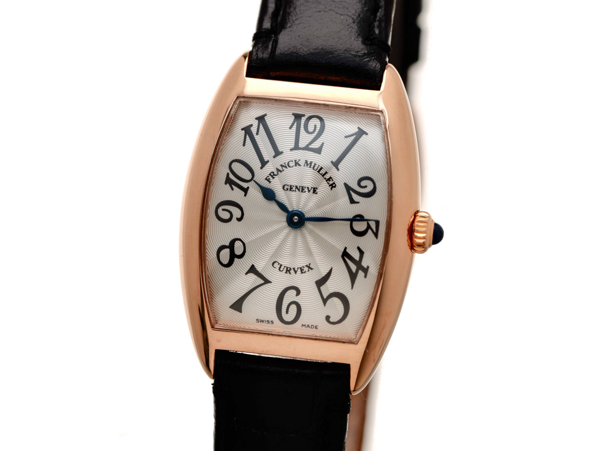 奢華 Franck Muller Cintrée Curvex 腕錶 壁紙 — 玫瑰金 Franck Muller Curvex 手錶配黑色皮革錶帶，白色背景特寫。