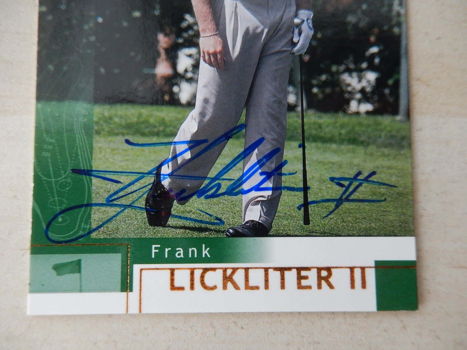 Frank Lickliter II 在綠色草地上的簽名高爾夫球卡。