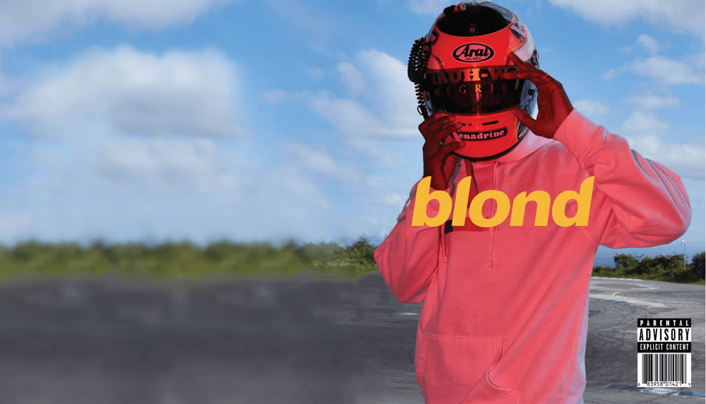 身穿粉紅色連帽衫的人舉起紅色賽車頭盔，可見「blond」文字。