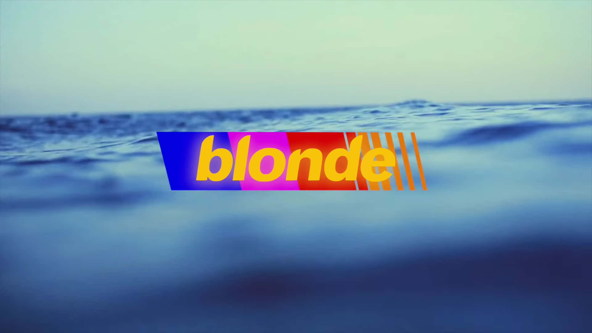Frank Ocean《Blonde》專輯——沉浸於音樂之中 壁紙 — 粗體黃色字母拼成的單詞 blonde 漂浮在模糊的藍色海洋地平線上方，下方是蒼白的天空。