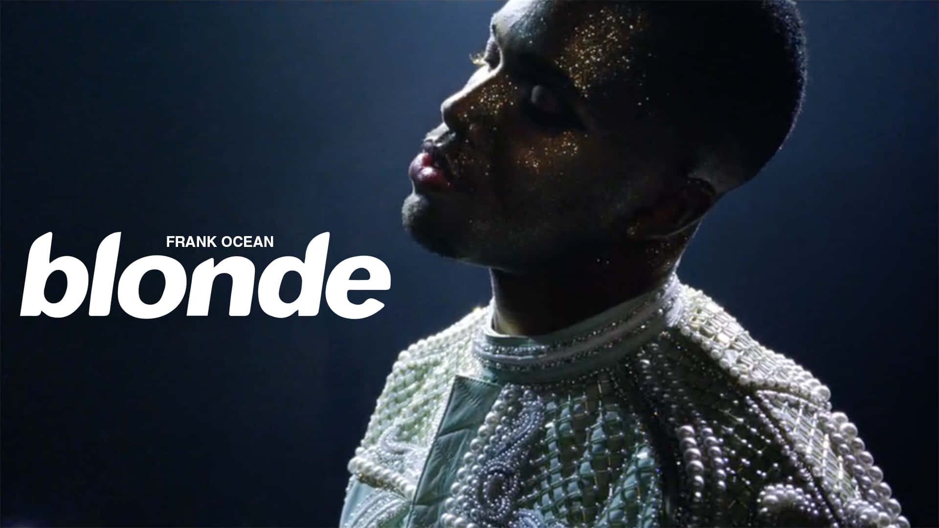 Frank Ocean《Blonde》專輯黑白肖像 壁紙 — Frank Ocean 身穿閃閃發光的珍珠裝飾服裝，在深色背景上抬頭仰望，背景上有粗體白色文字「blonde」。