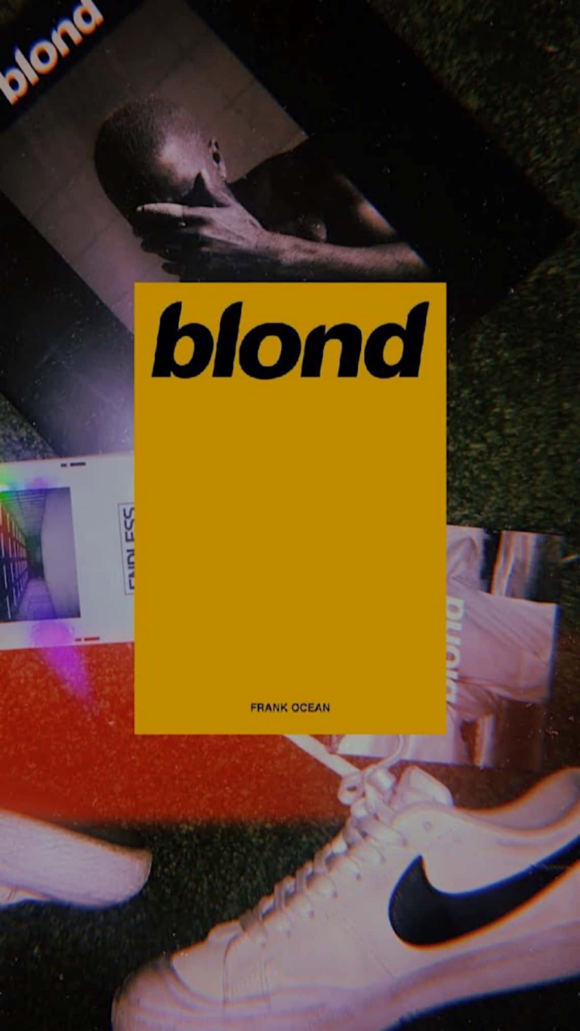 Frank Ocean金髮帥氣造型 壁紙 — Frank Ocean 的 'blond' 專輯封面以鮮黃色設計，大膽地放在散落的照片和一隻白色運動鞋上，背景是質感草地。