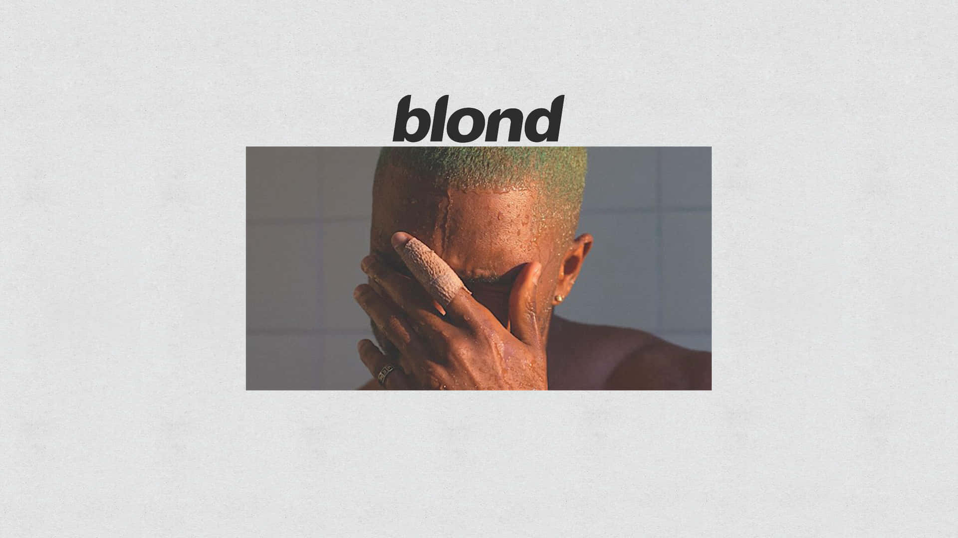 染有綠色頭髮嘅人喺浴室遮住塊面，上面有「blond」文字。