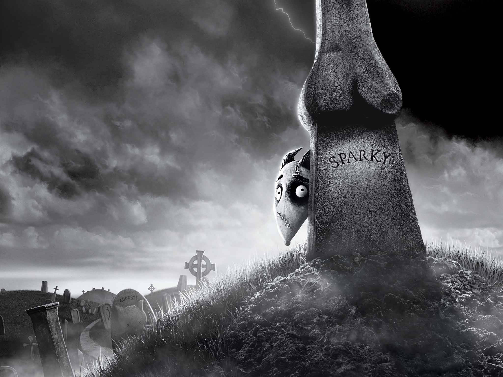 Frankenweenie Sparky 躲在墓碑後 壁紙 — 一個詭異的動畫角色在暴風雨的天空下，從霧氣瀰漫的墓地中刻有Sparky的墓碑後面探出頭來。