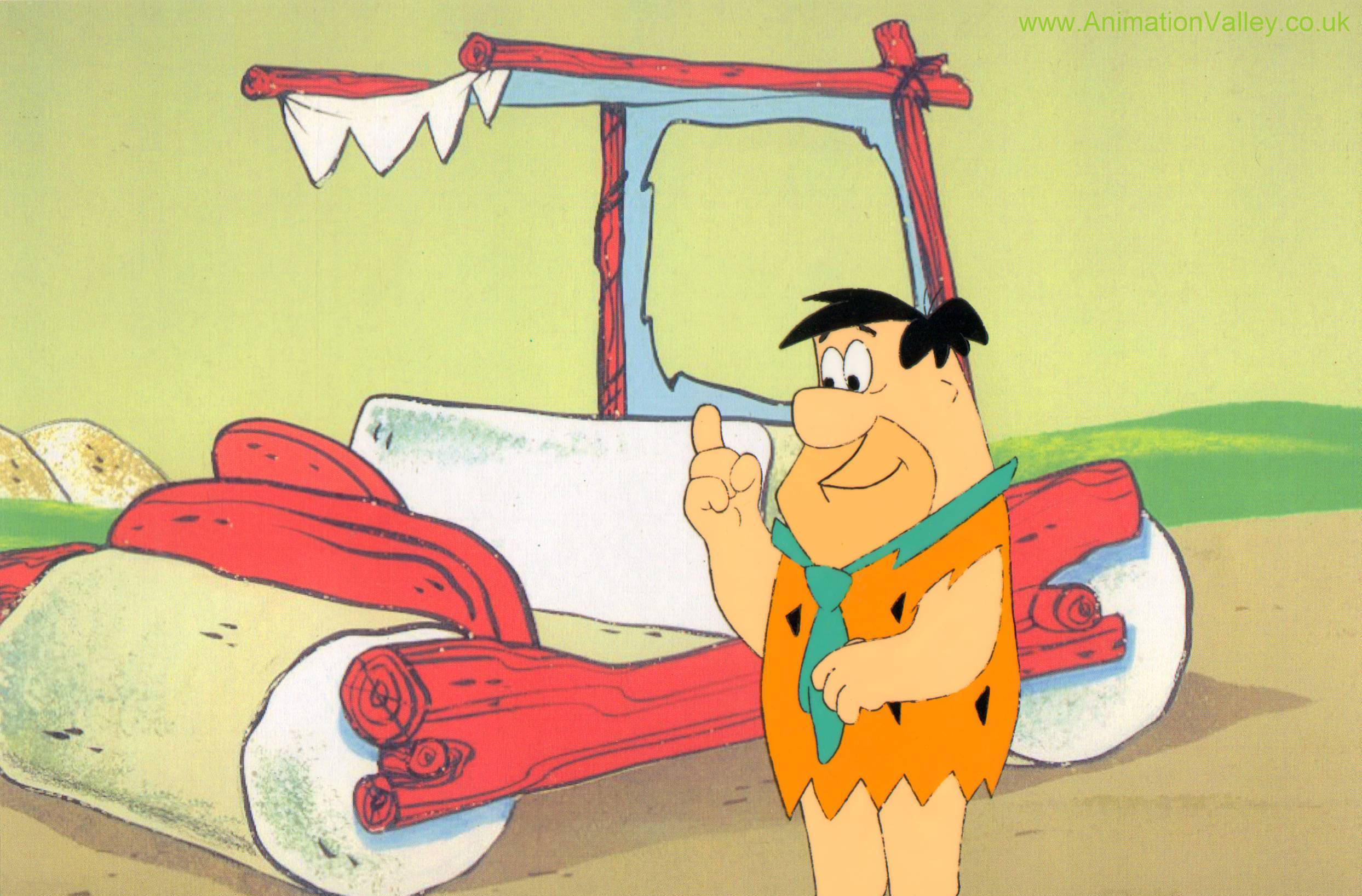 Fred Flintstone 与 Flintmobile 卡通藝術 壁紙 — 弗林斯通自豪地微笑在他的石器時代汽車旁邊，車身有紅色木框和白色石輪。