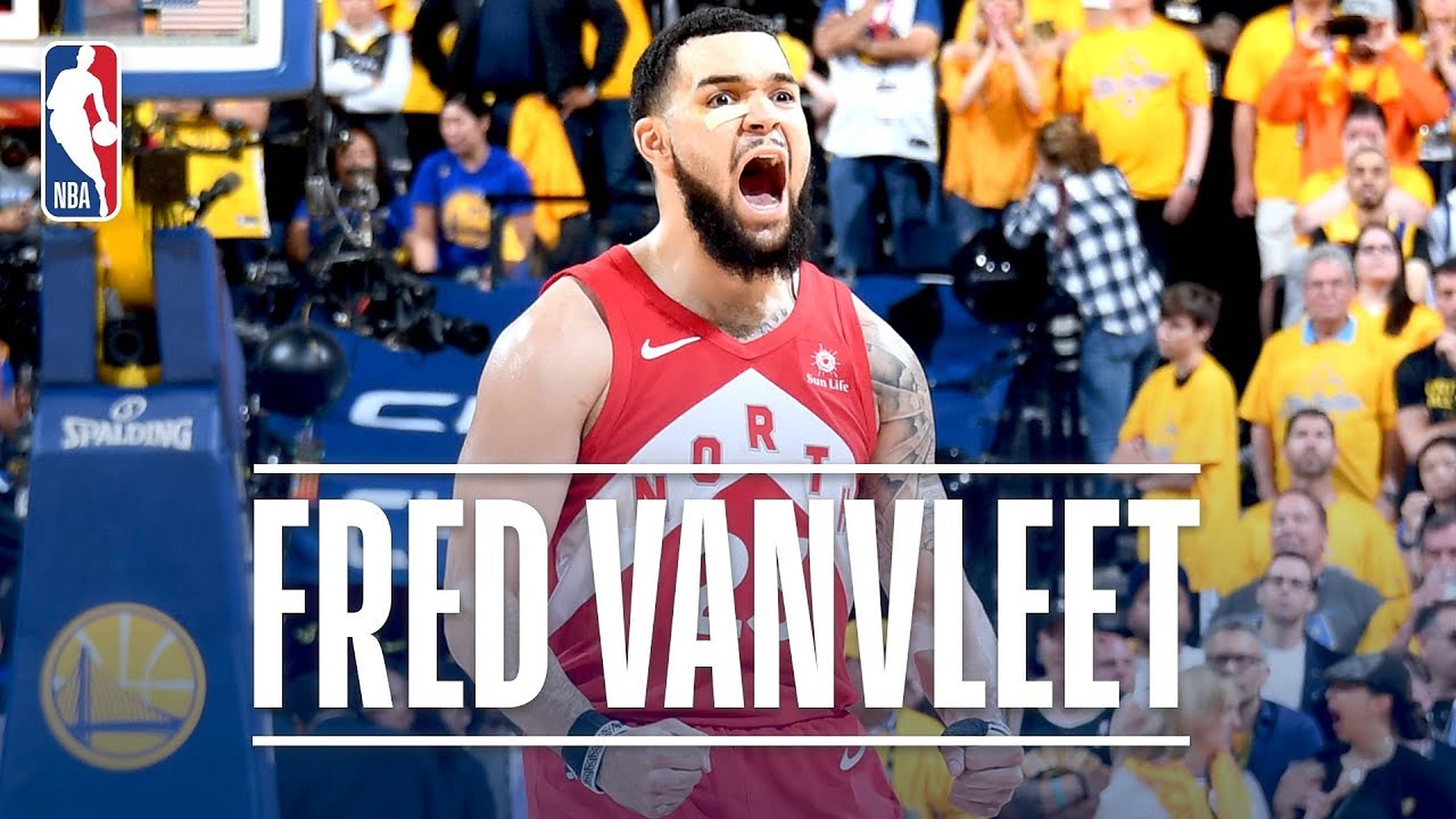 Fred Vanvleet 暴龍隊球員 壁紙 — 一名身穿多倫多速龍隊紅色球衣的籃球運動員在比賽中激烈咆哮，背景是身穿黃色球衣的球迷。