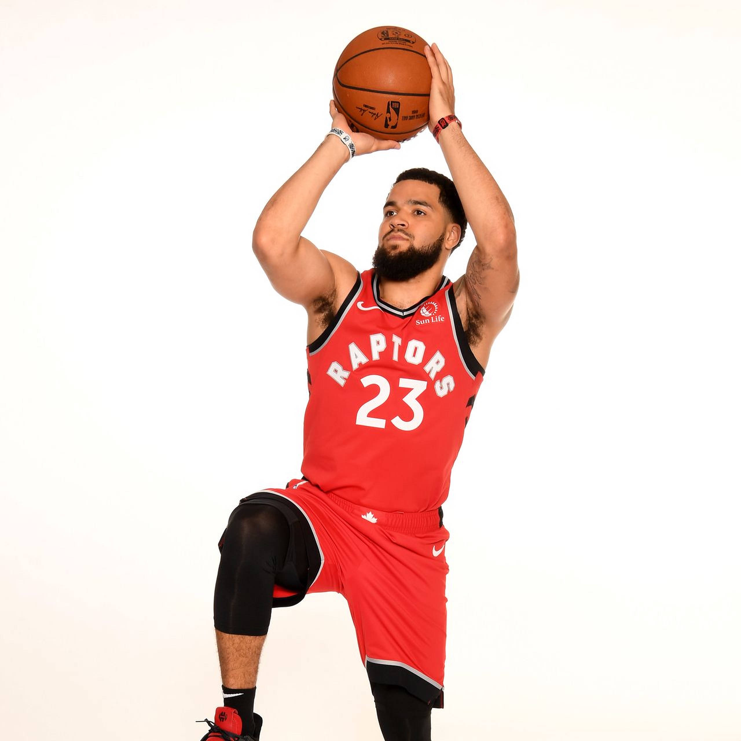 Fred Vanvleet 球衣編號23 壁紙 — 一名身穿紅色Raptors球衣的籃球運動員準備在純白色背景前投籃。