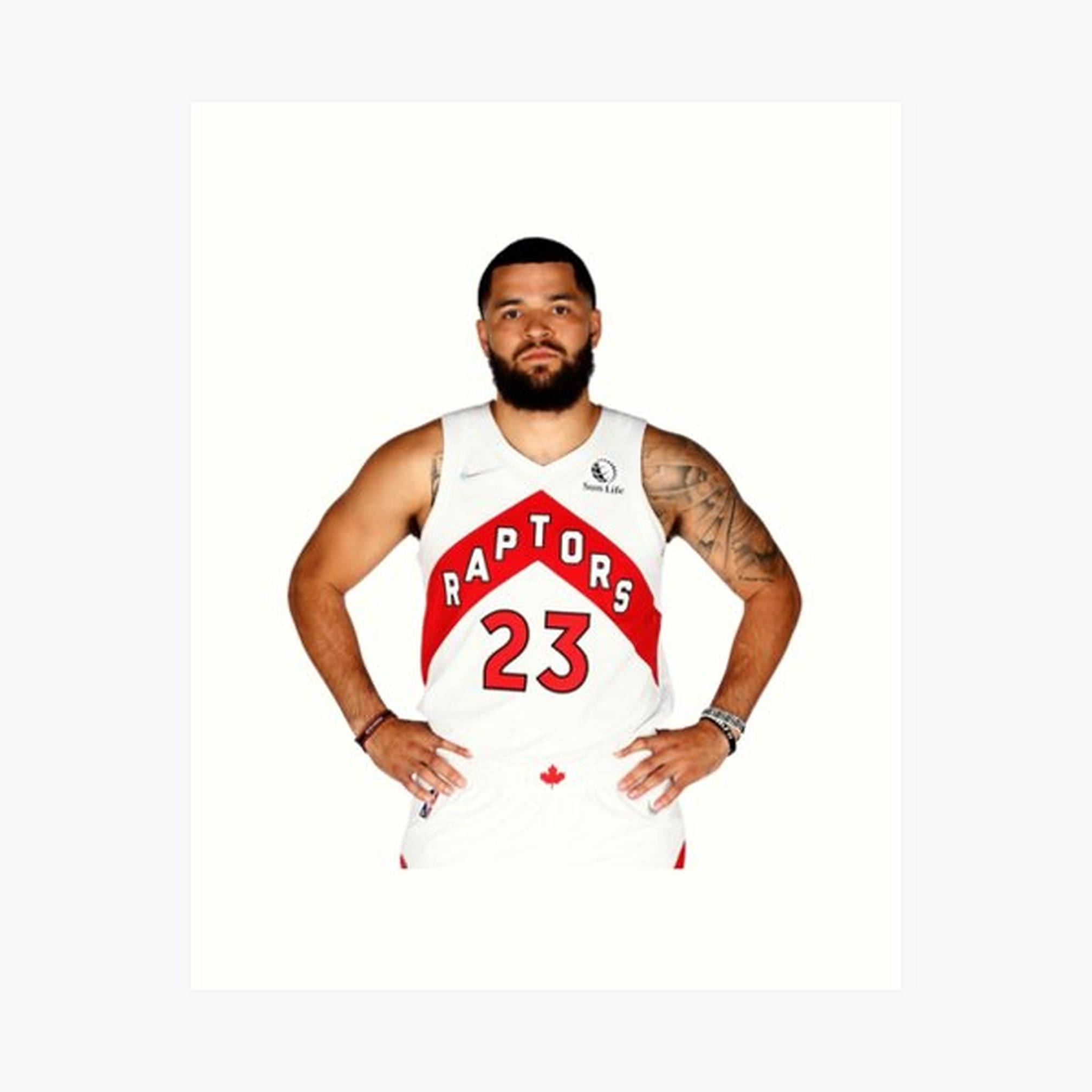 Fred Vanvleet 白色肖像 壁紙 — 一名身穿白色Raptors球衣、紅色23號的籃球運動員自信地站在純白色背景前。