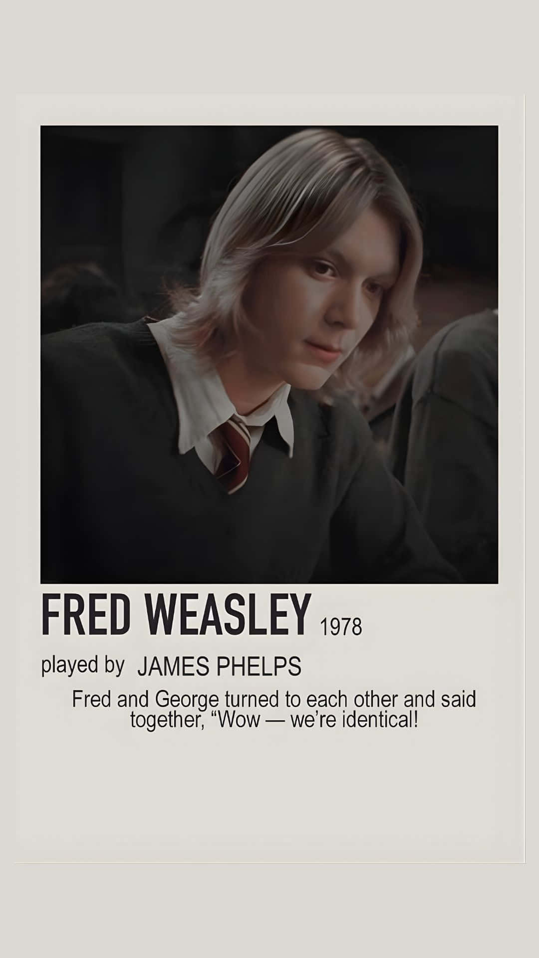 Fred Weasley 角色介紹 壁紙 — 弗雷德·衛斯理穿著霍格華茲制服，在昏暗燈光下露出沉思表情的特寫。