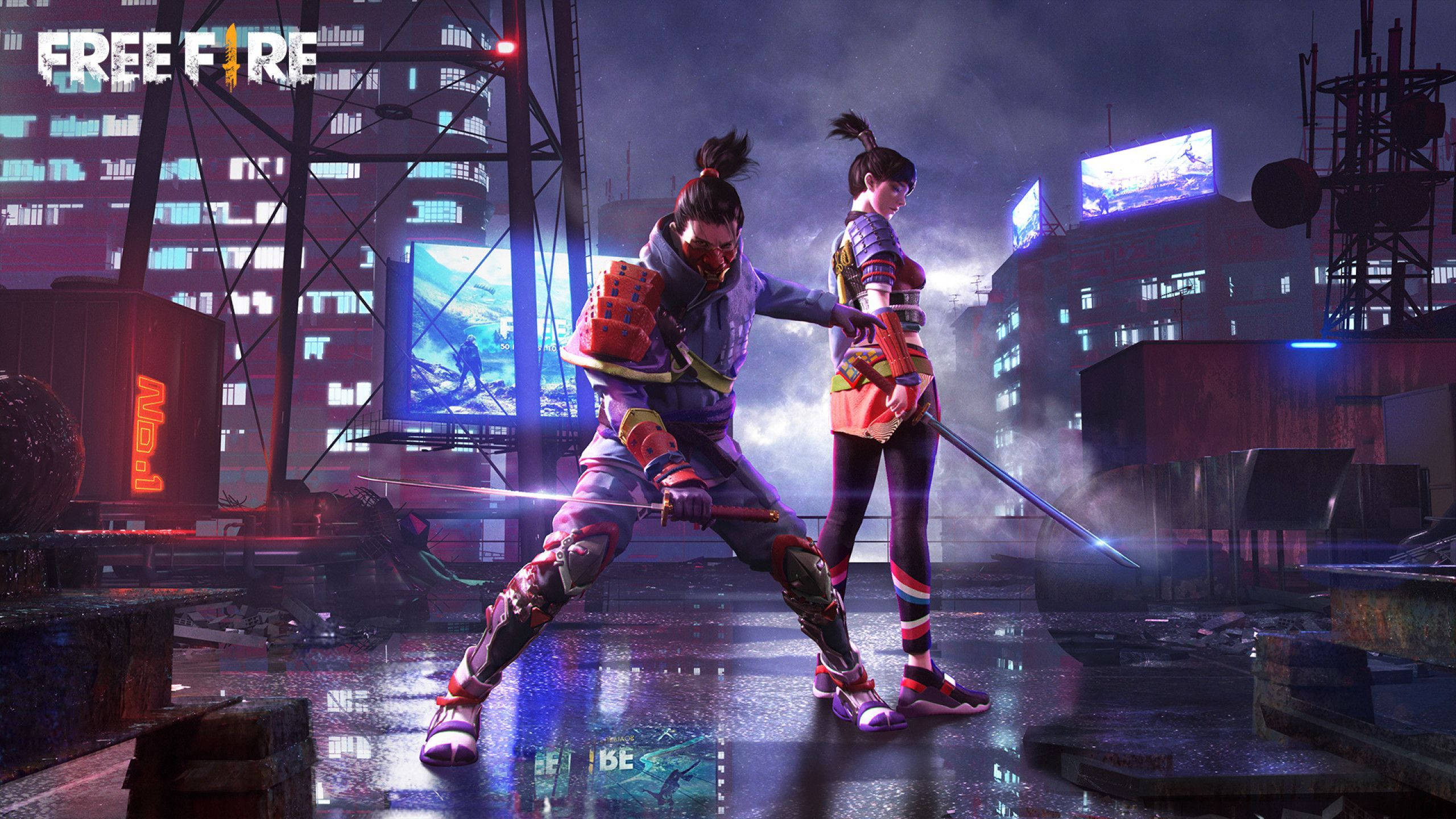 Free Fire 2021 角色於屋頂持劍 壁紙 — 兩名賽博龐克戰士在未來城市景觀中，於一個被霓虹燈浸透、雨水浸濕的屋頂上，用發光的劍交鋒。