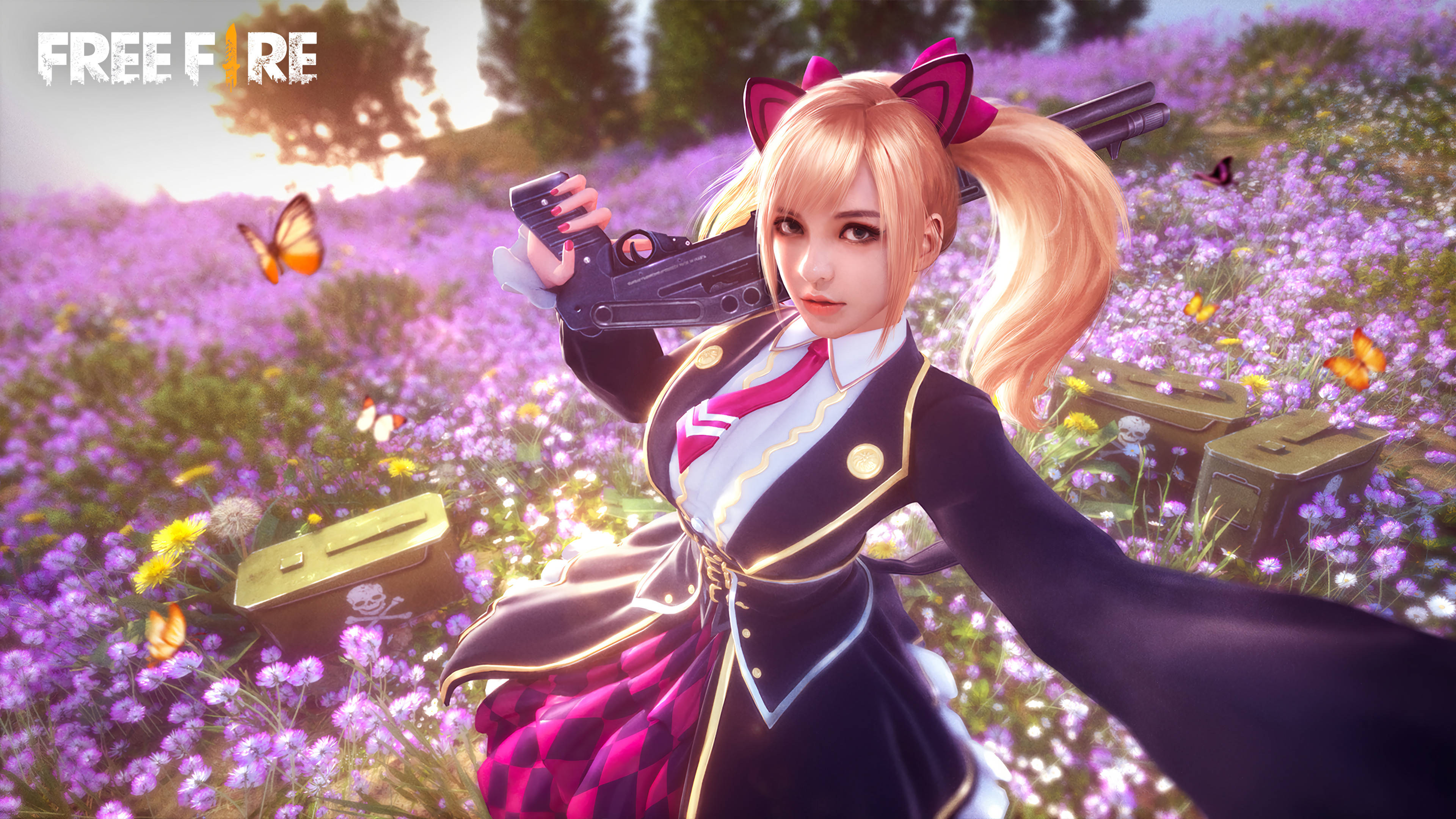 Free Fire 卡羅琳皮膚組合 壁紙 — 一個金髮貓耳動漫女孩在紫花田中持槍，蝴蝶在周圍飛舞。
