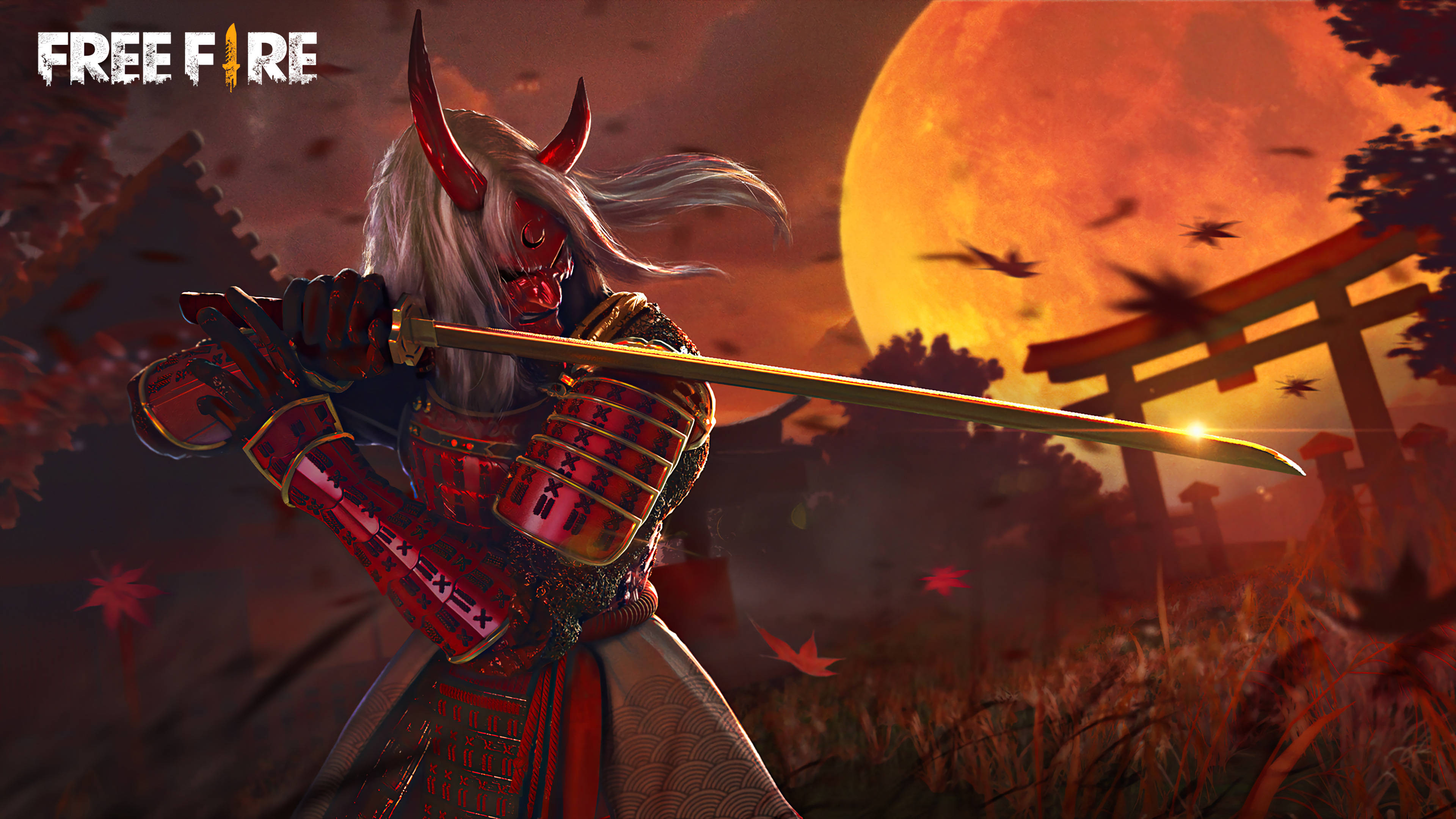 Free Fire 紅色武士套裝 壁紙 — 一個身穿紅色盔甲的惡魔武士在巨大的橙色月亮和鳥居前揮舞著發光的劍。