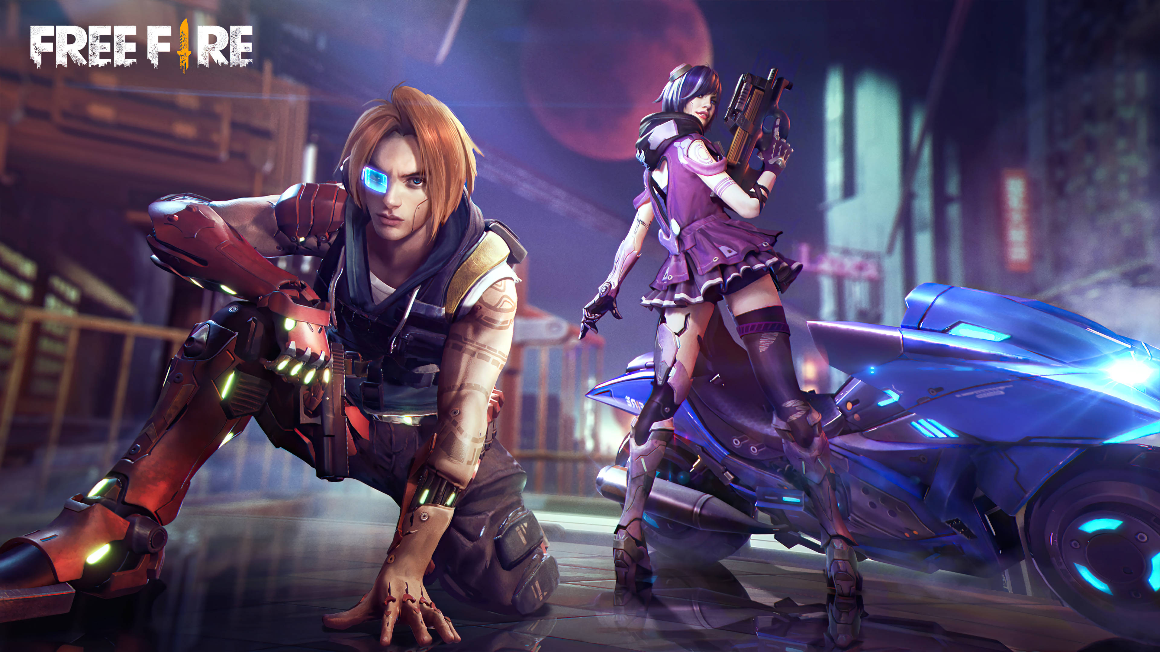 Free Fire 賽博龐克皮膚組合 壁紙 — 兩個風格化的動漫角色穿著未來裝備，蹲在一輛發光的藍色摩托車旁，身處霓虹燈照亮的賽博朋克小巷。