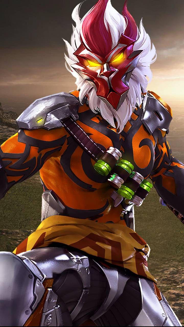 Free Fire 遊戲角色 Wukong 壁紙 — 一個兇猛的蒙面戰士，擁有發光的黃色眼睛和火紅與白色的頭髮，身穿戰鬥裝備，站在昏暗的天空下。