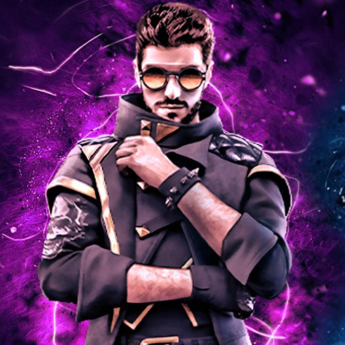 《Free Fire》Alok 鑽石 Garena 角色 壁紙 — 一位時尚男士穿著黑金色外套，戴著太陽眼鏡，自信地站在充滿活力的紫色電能背景前。