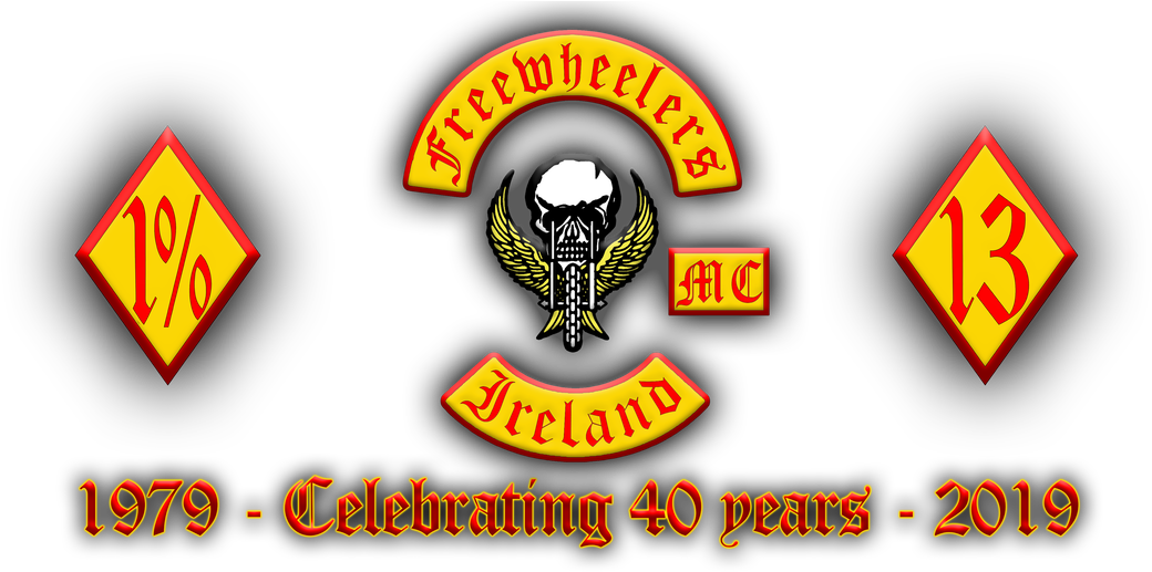 Freewheelers MC 爱尔兰40周年标志 壁紙 — 一個大膽的黑色背景上有一個帶翅膀的骷髏頭和紅黃色文字，慶祝 Freewheelers MC Ireland 從 1979 年到 2019 年的 40 週年。
