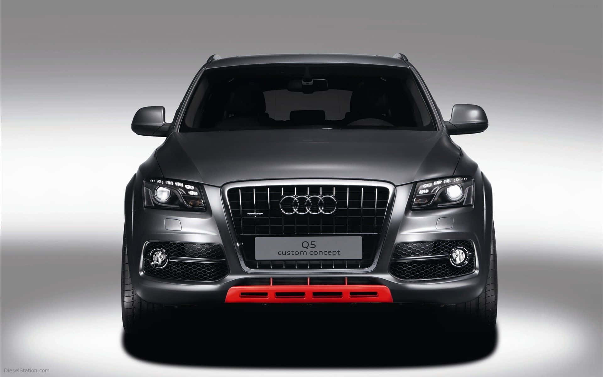 Audi Q5 桌布 壁紙 — 啞光灰色 Audi Q5 定制概念 SUV 的正面視圖，帶有醒目的紅色保險槓飾條，背景為漸變工作室背景。