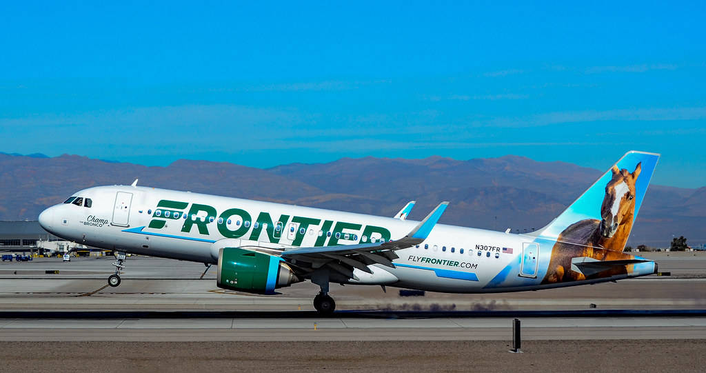 Frontier Airlines 飛機帶有馬匹塗裝在跑道近山處