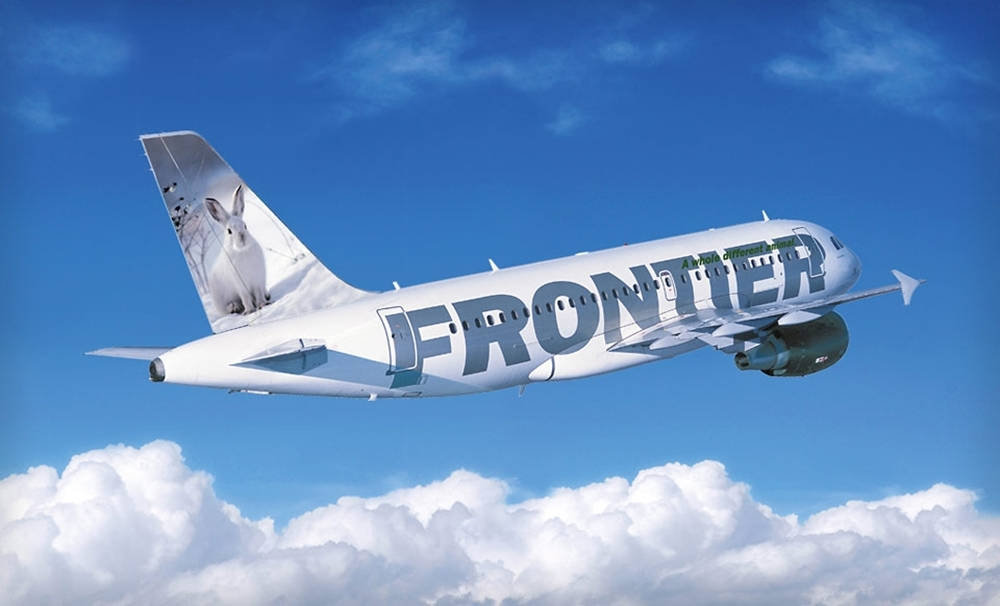 Frontier Airlines飛機在晴朗的藍天白雲上飛行