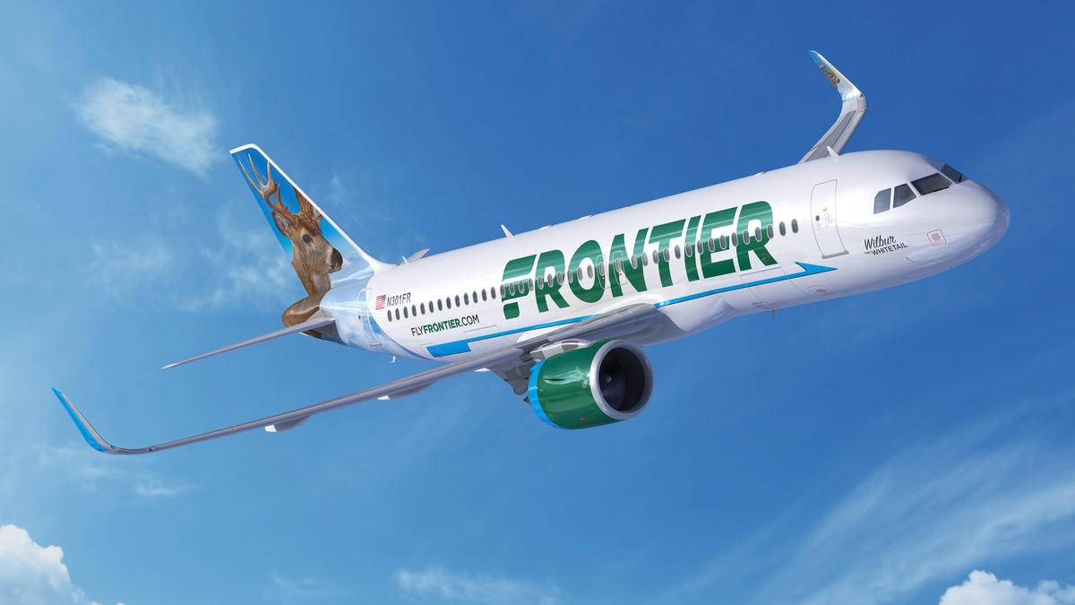 尾翼有鹿圖案的Frontier Airlines噴射機在藍天中飛行。