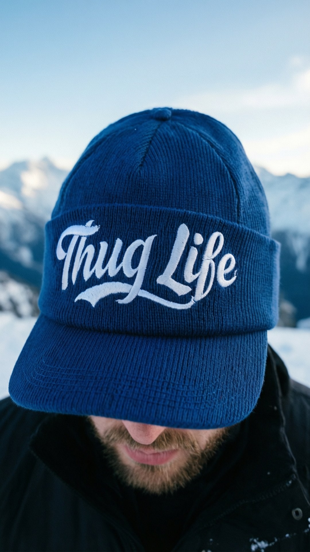 戴藍色帽、有 'Thug Life' 字樣的人站在雪山中