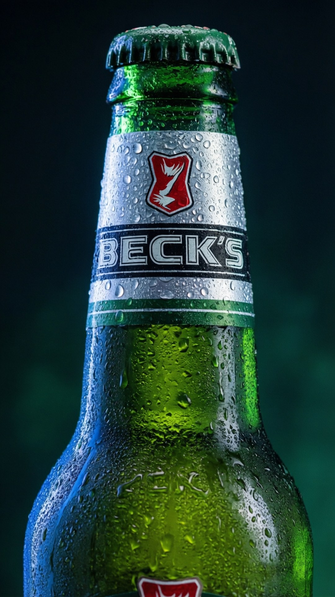 Frosty Beck's Macro 壁紙 — 冰凍的 Beck's 啤酒瓶在深綠色背景下閃爍著冷凝水珠。