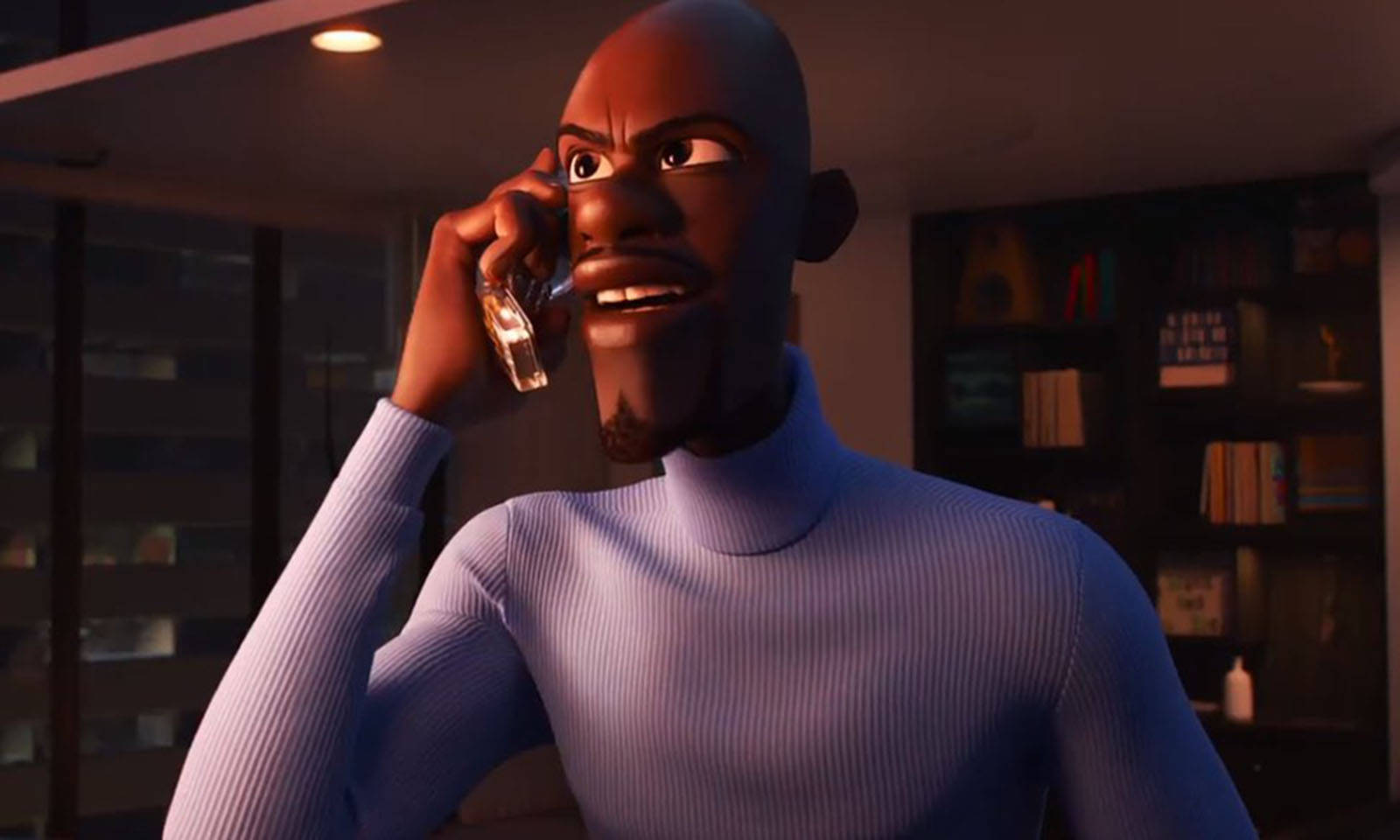 Frozone 電話對話 壁紙 — 一個光頭動畫男子穿著藍色高領毛衣，在光線昏暗的現代房間裡，旁邊有書架，正在講電話。