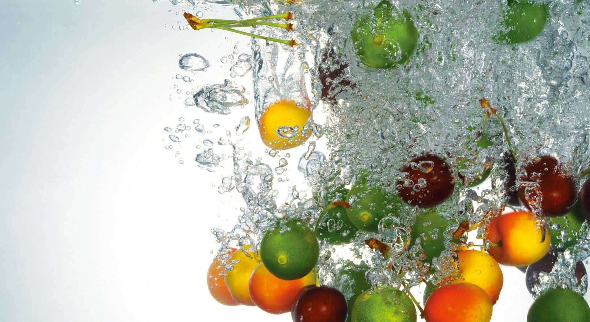 水果穿過水，帶有氣泡和鮮豔色彩