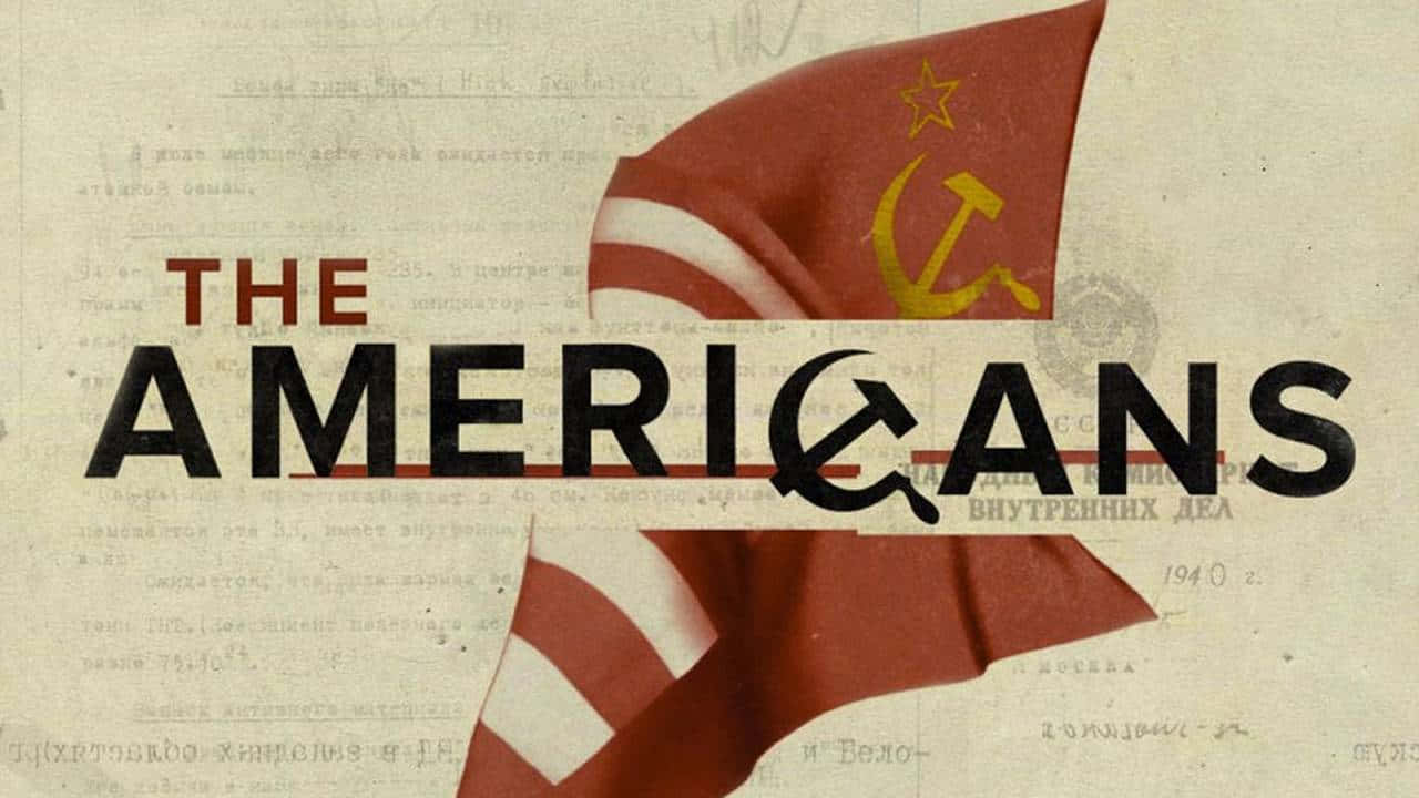  壁紙 — 復古海報，帶有蘇聯國旗和粗體標題 The Americans，背景為褪色的俄語文字。