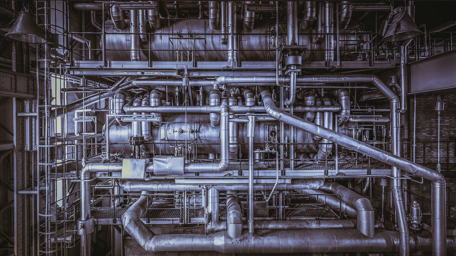 昏暗工廠中的複雜工業管道和機械