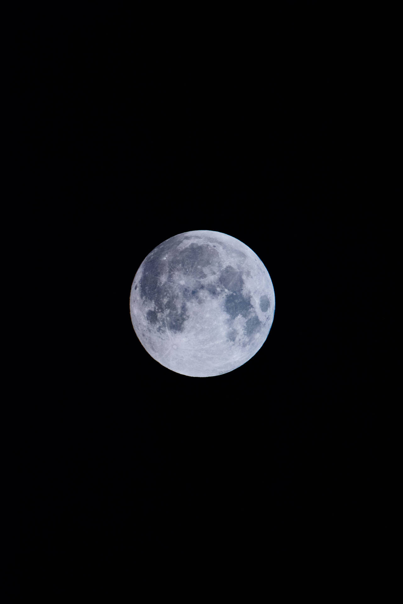 滿月在漆黑的午夜天空中明亮地閃耀。從太空拍攝的月球視角。