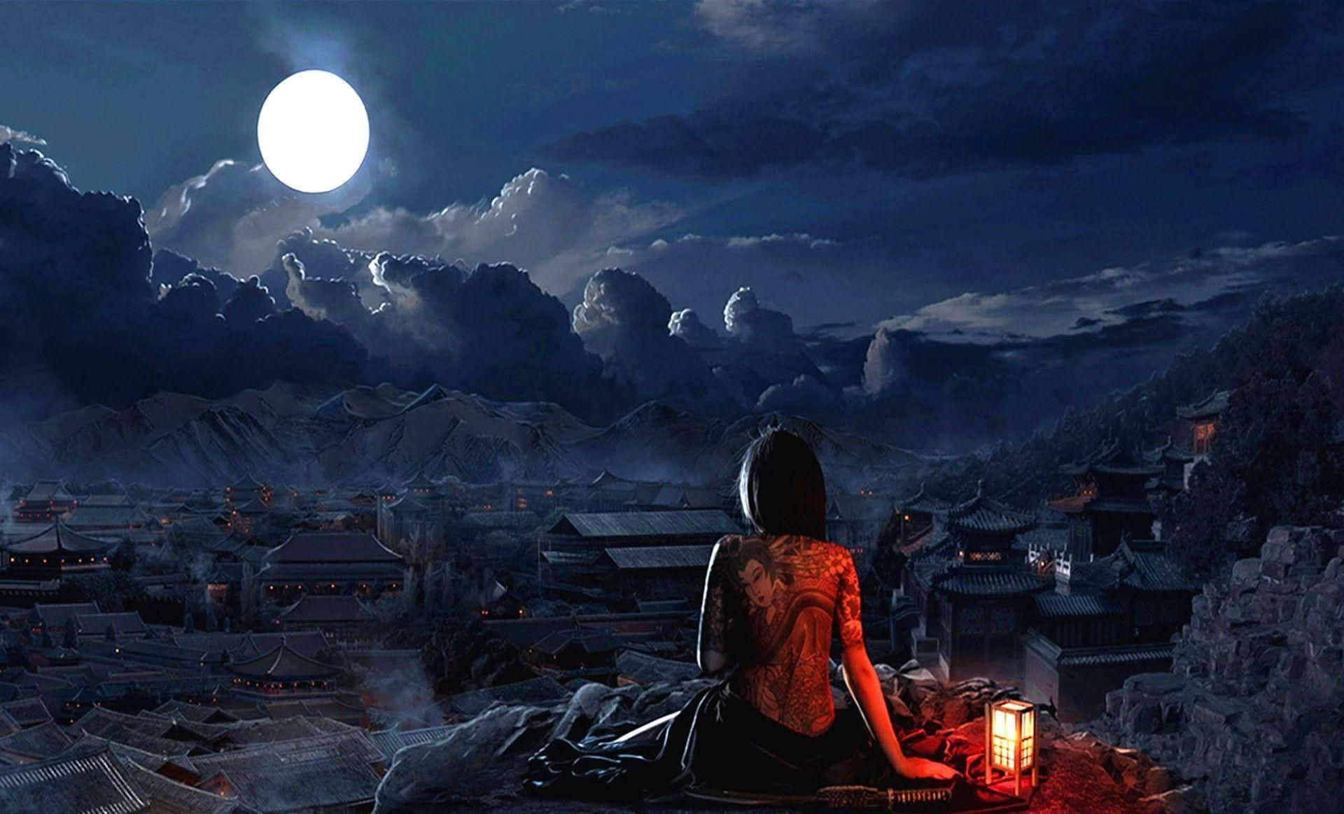 有紋身的女士坐在懸崖邊，俯瞰滿月下燈籠閃爍的城鎮。