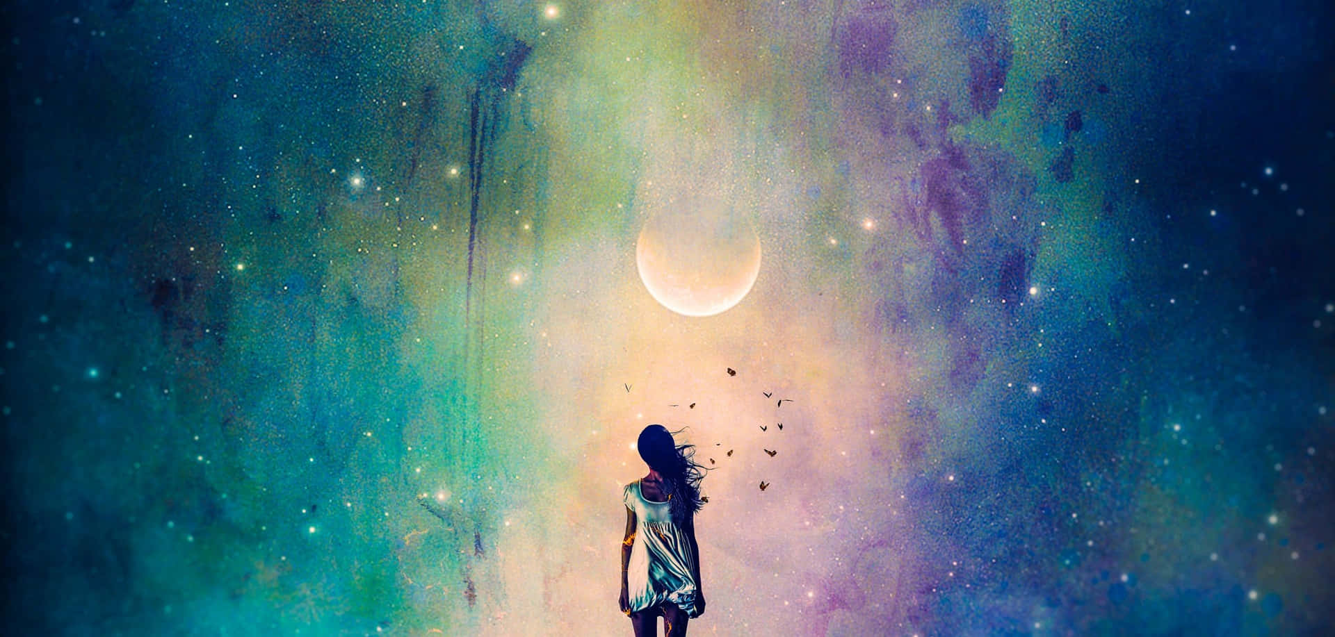 一個女孩仰望星空中的新月，鳥兒在她周圍飛翔。