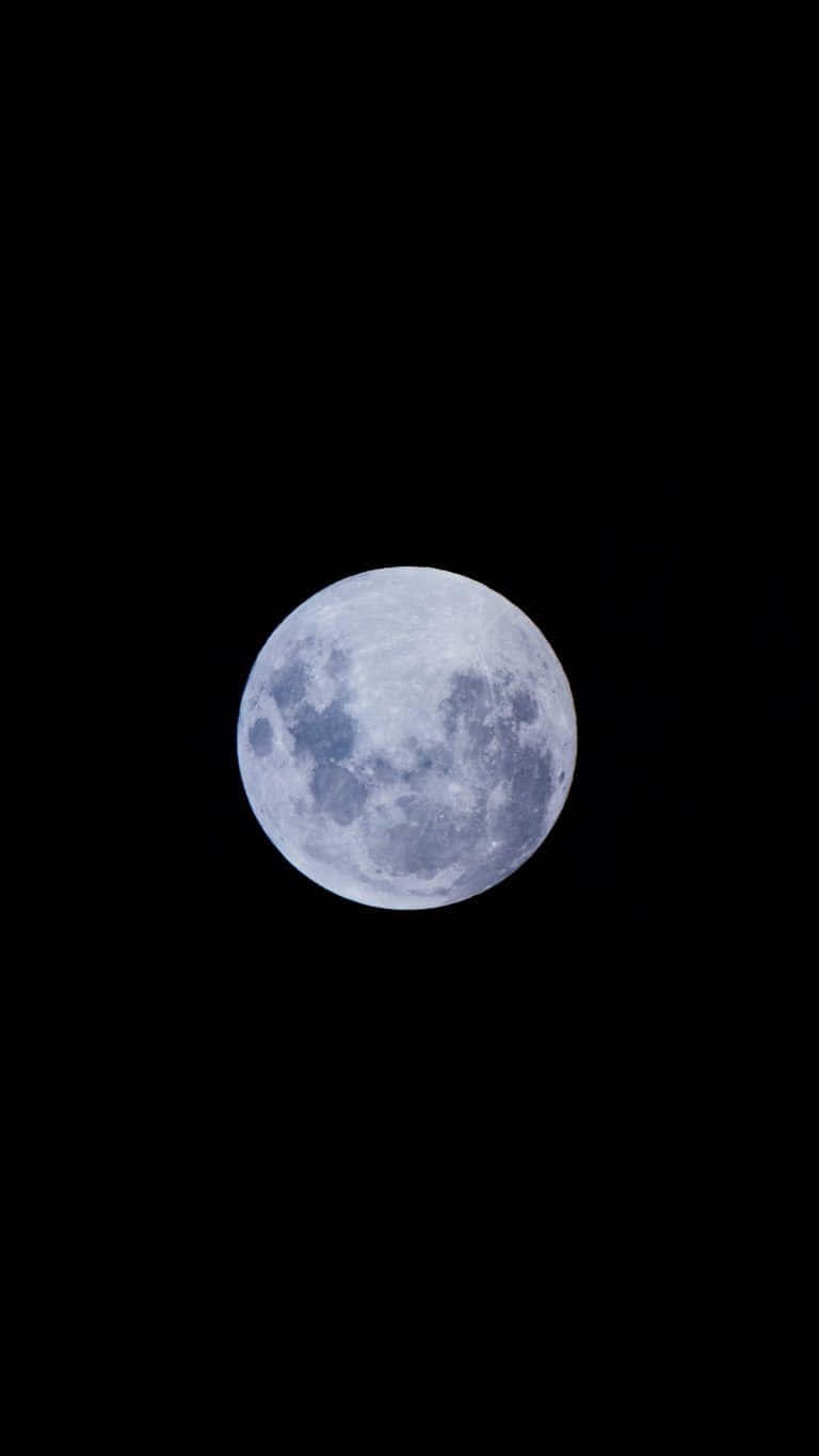一個滿月，在黑色的天空中可見隕石坑。