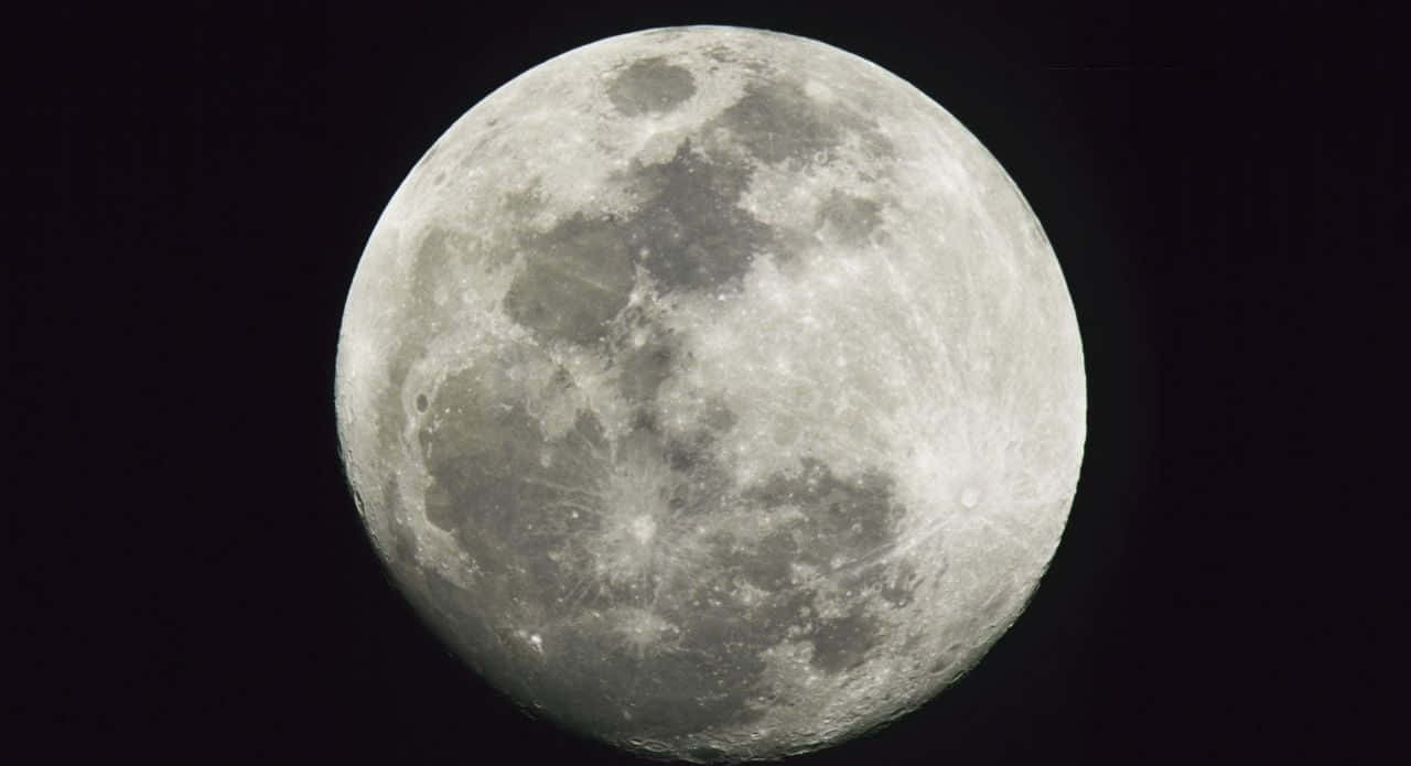 在黑暗夜空中可見隕石坑和月海的滿月。