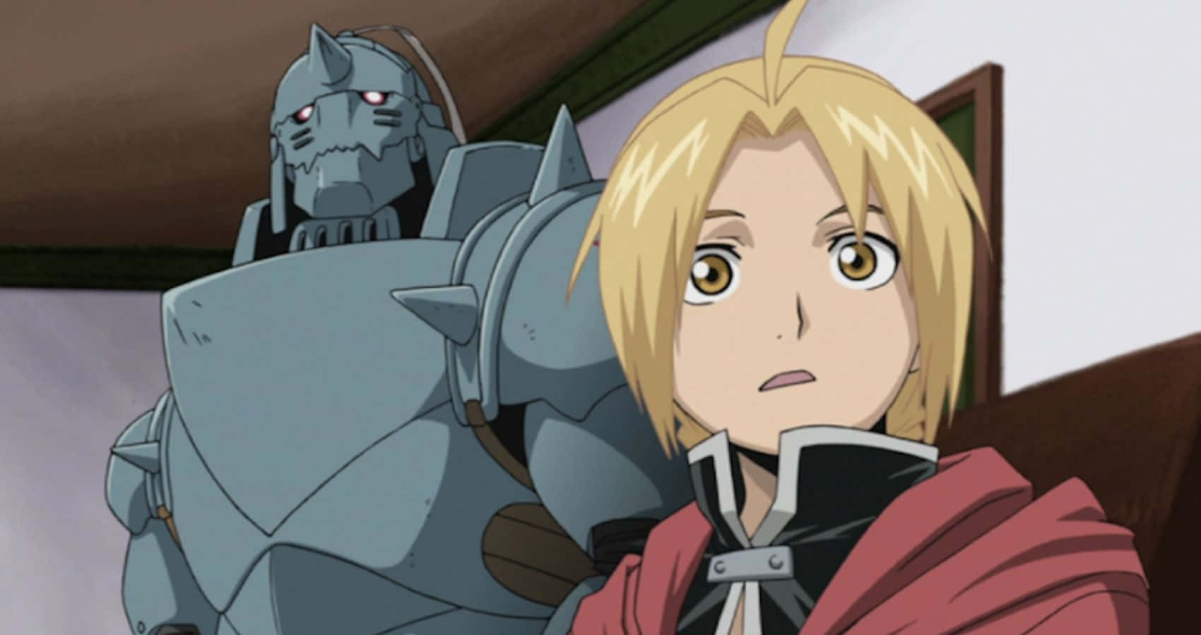 Fullmetal Alchemist 靜態圖片 壁紙 — 一個金髮動漫男孩穿著紅色外套，在木房間裡，旁邊是他裝甲的自動機同伴，表情驚訝。