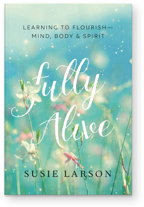 《Fully Alive》書籍封面 壁紙 — 一個寧靜的書封面，帶有柔和的藍綠色散景背景和精緻的白色粉紅色花朵，框住優雅的草書標題文字。