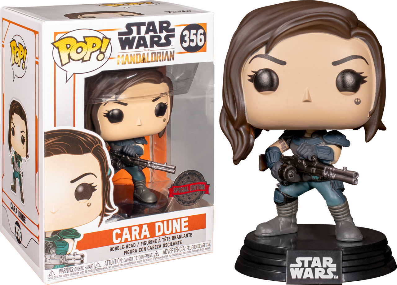 Funko Pop! 系列 維吉爾·卡拉·杜恩（Cara Dune） 壁紙 — 一個 Funko Pop! 星際大戰卡拉·鄧恩人偶站在其收藏盒旁邊，盒上顯示她身穿藍色盔甲手持爆能槍。