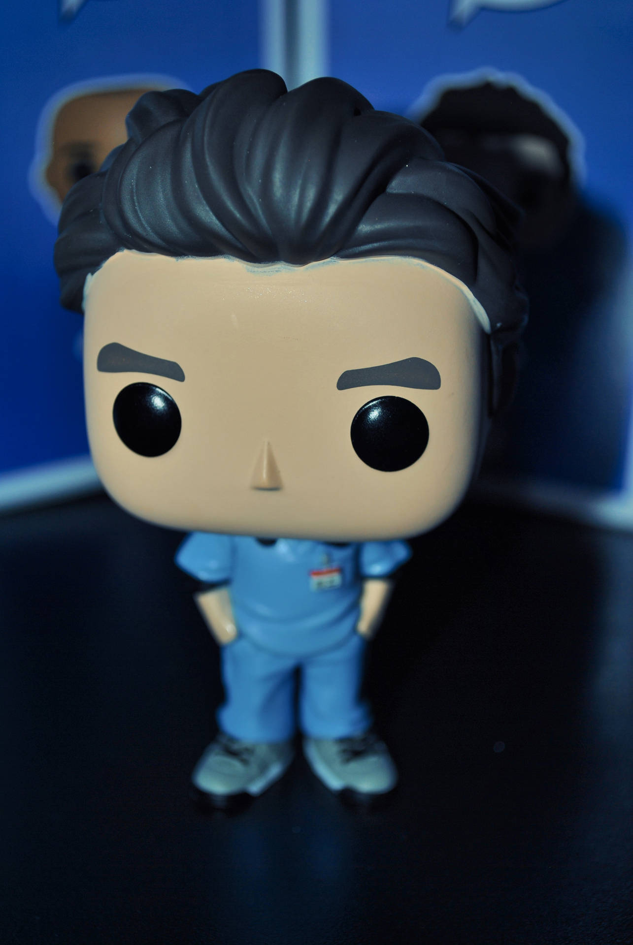 穿著藍色手術服的深色頭髮Funko Pop公仔