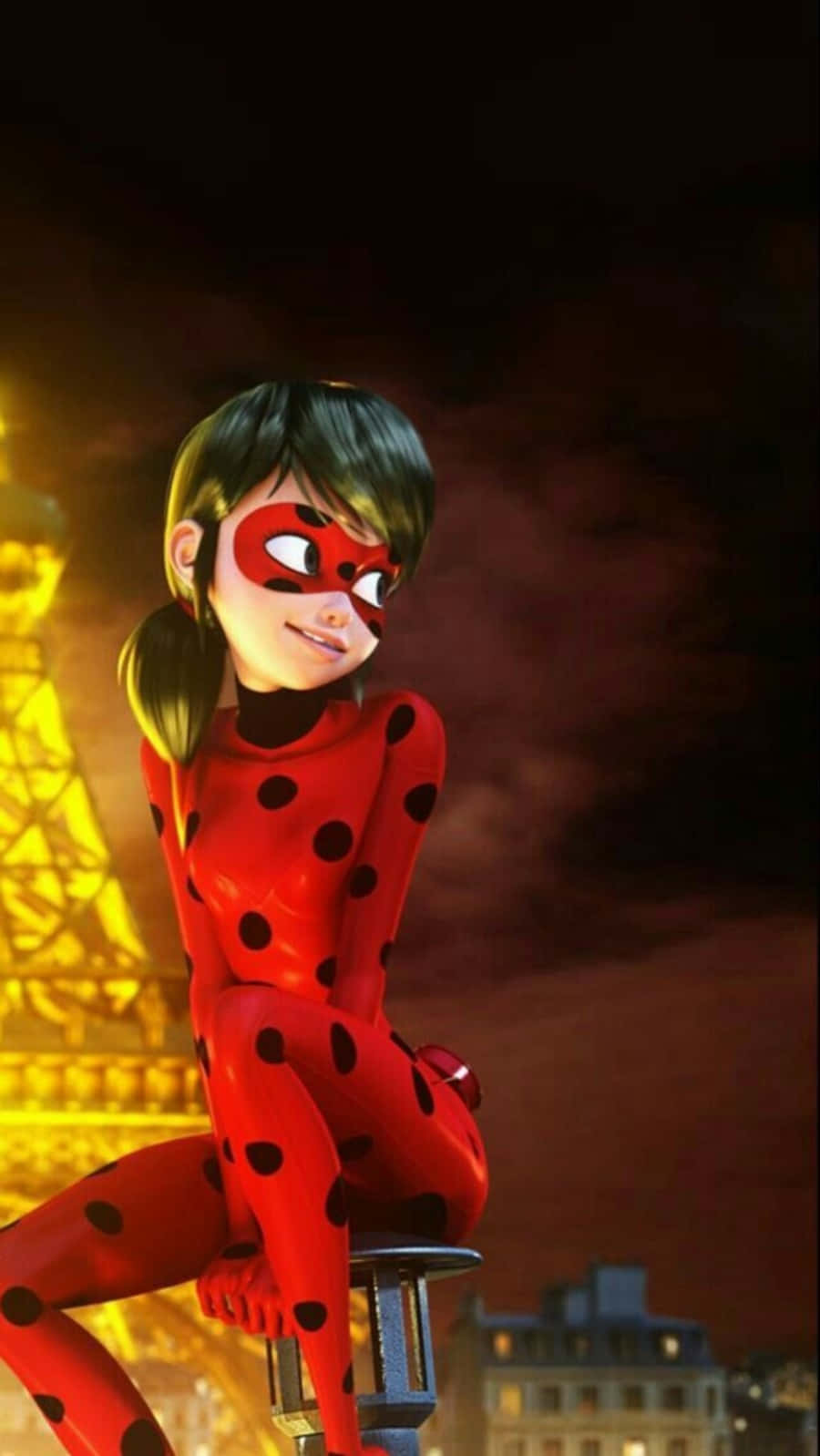 Funny Miraculous 圖片服裝 壁紙 — 一隻微笑的瓢蟲超級英雄，身上有紅色和黑色斑點，棲息在桿子上，背景是夜間發光的艾菲爾鐵塔。