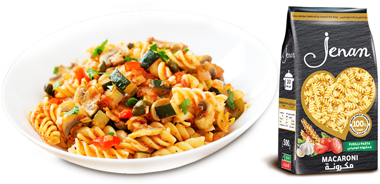 Fusilli 意麵蔬菜炒飯與包裝 壁紙 — 一碗色彩繽紛的螺旋粉意粉，配以翠玉瓜、蘑菇和香草，旁邊放著一包Jenan品牌的通心粉。