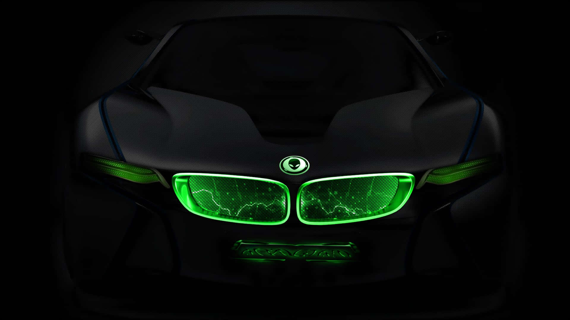  壁紙 — 一輛未來感黑色汽車的發光綠色車頭燈，在漆黑背景中照亮。