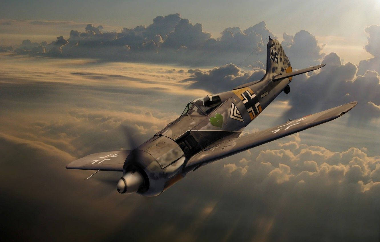 Fw 190 德國二戰戰鬥機 壁紙 — 一架復古軍用戰鬥機在日落時分穿過金色雲層，帶有戲劇性的光線和詳細的標記。